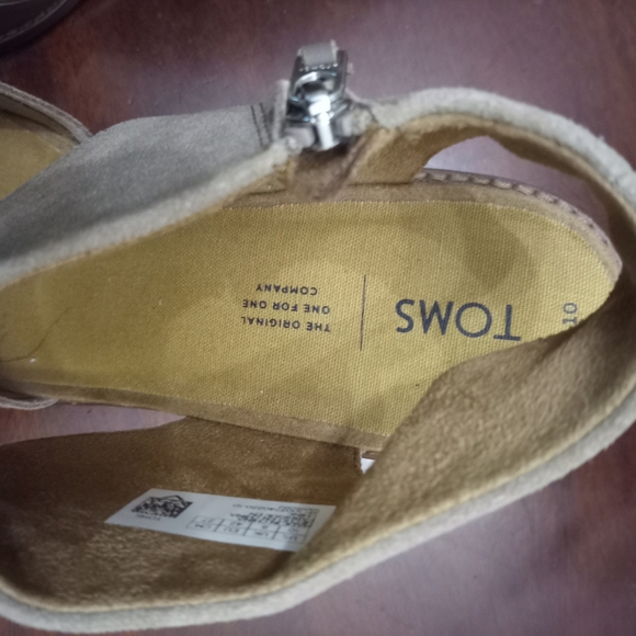 TOMS Women's Sandals in Beige and Taupe - Picture 5 of 7